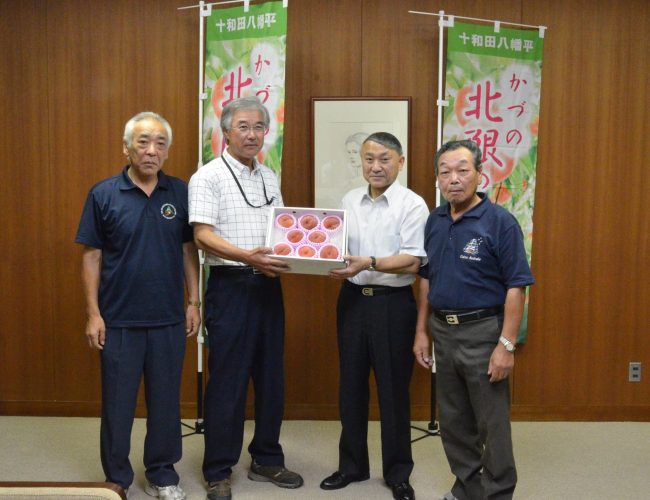 JAかづのの北限の桃の生産部会の父さんだぢ、今年の桃の収穫と作柄の報告に市役所さ来たす。