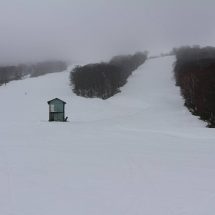 県内でいぢばんはえぐ秋田八幡平スキー場でスキー場開きやったす。