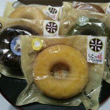 小田菓子さんで鹿角産の米粉使った米粉ドーナッツつぐってらす。